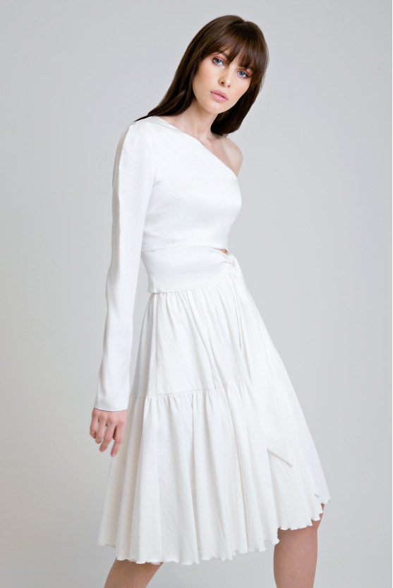 Платье белое с одним рукавом
